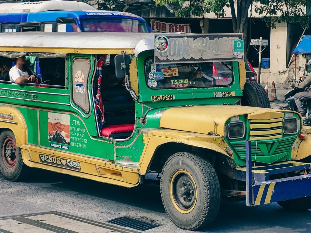 Isang makulay na jeepney sa kalye ng Maynila