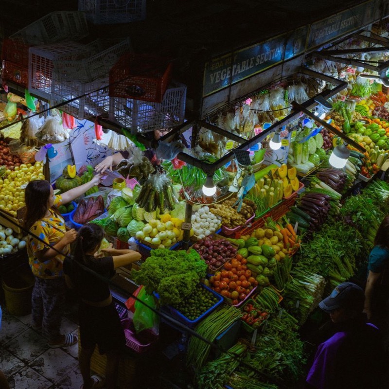 Night market na may mga tindahan at ilaw
