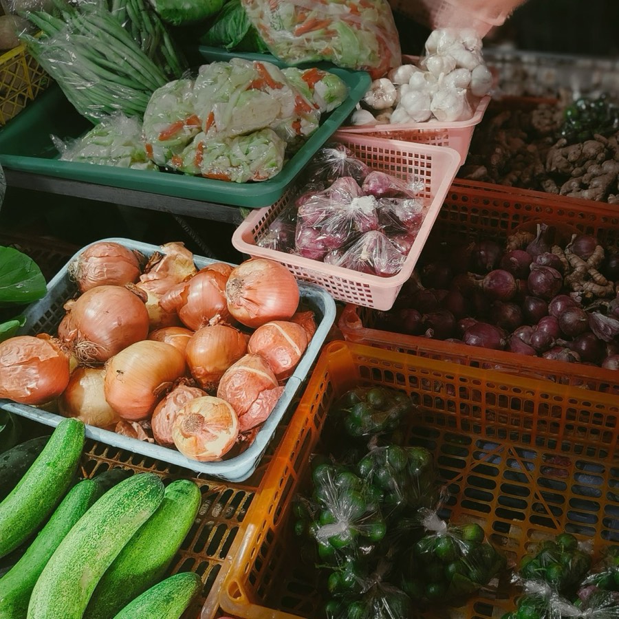 Mga gulay at prutas na nakaayos sa palengke